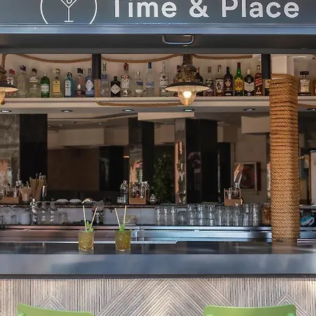 East By Pierre & מלון בנידורם