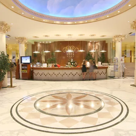 East By Pierre & Szálloda